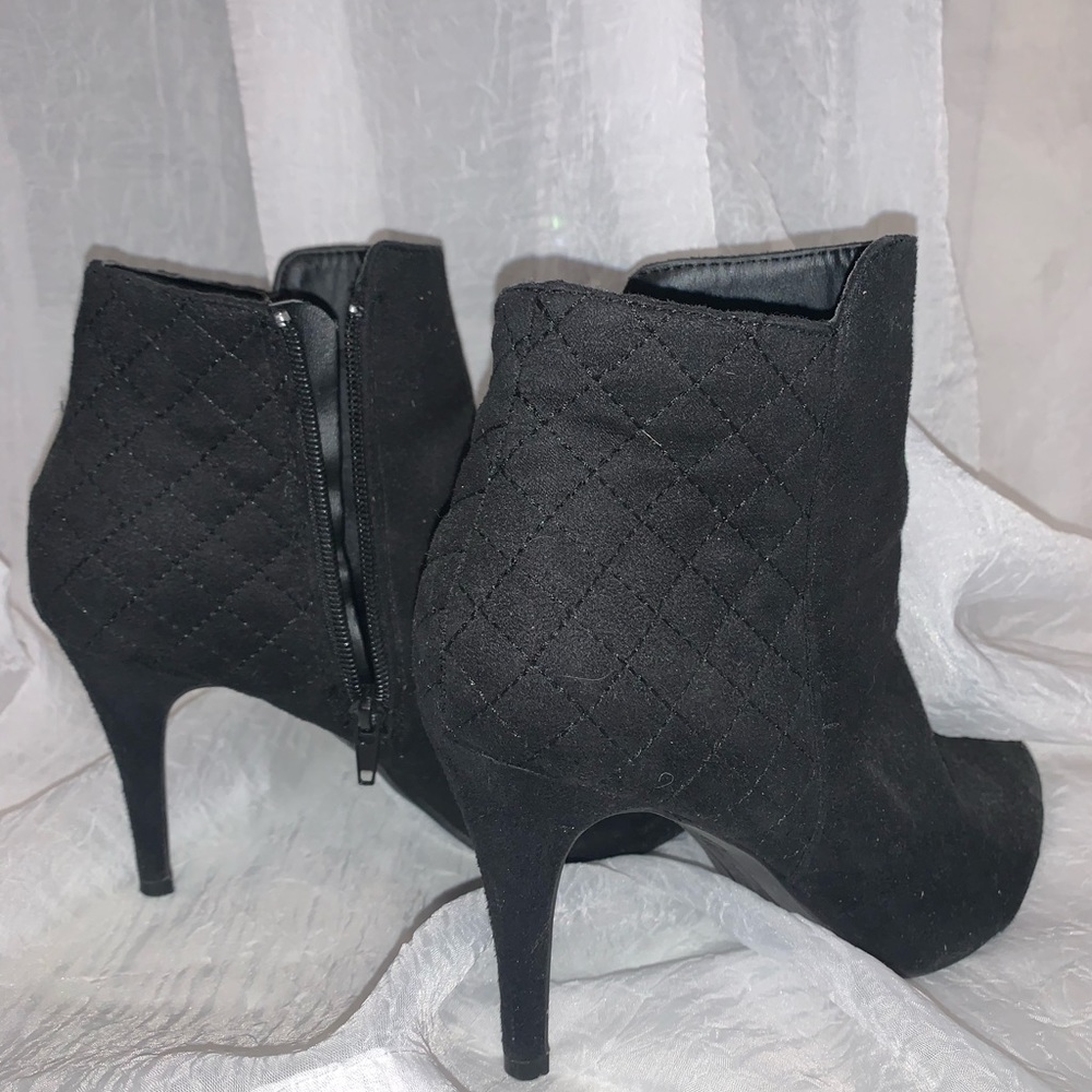 Suede Comfort flex black booties. 2.5-3in heel. Size 8